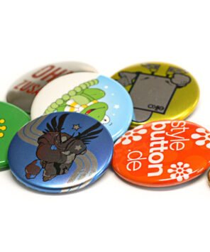 37 mm Buttons im Größenvergleich zu 50 Cent Münze