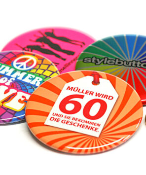 bunte Buttons 56 mm Durchmesser Größenvergleich 50 Cent Münze