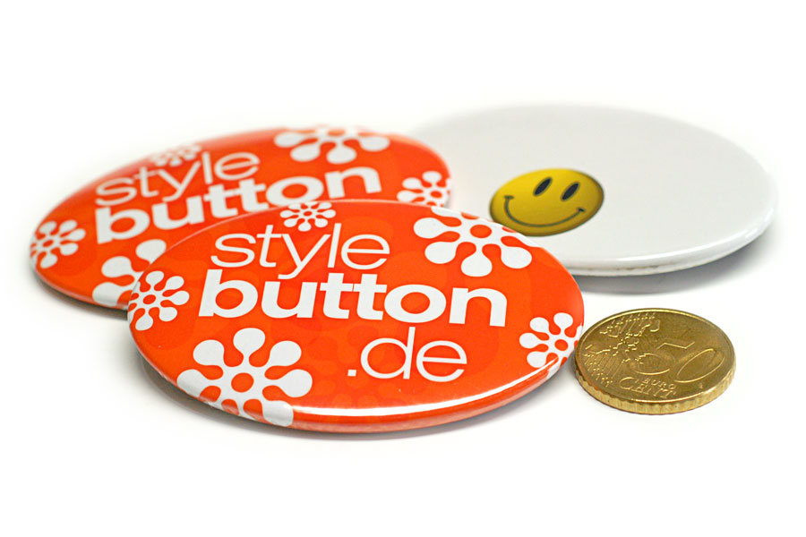 3 ovale Buttons mit Logo im Vergleich zu einer Münze